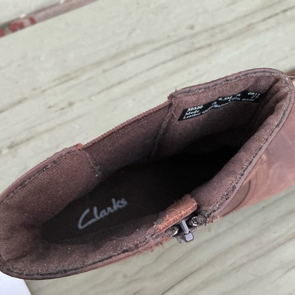 CLARKS Brown Leather Chelsea Zipper Buckle Ankle Boots Heels Women 6.5M  39320 - Picture 6 of 11